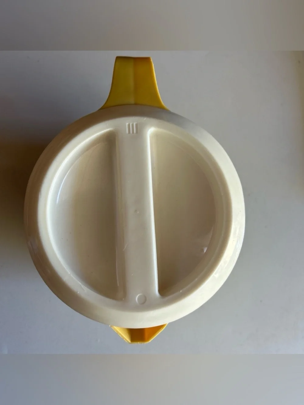 Vintage Rubbermaid 1.5 Quart Yellow Batter or drink Pitcher w/ Lid Retro Kitchen